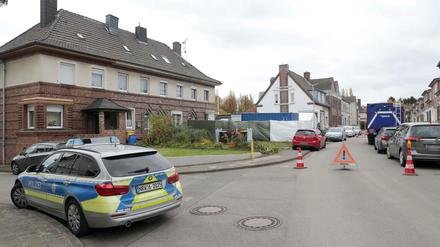 Am 11. November 2019 untersucht die Polizei in Alsdorf, Nordrhein-Westfalen, die Wohnung eines Verdächtigen im Missbrauchsfall von Bergisch Gladbach.