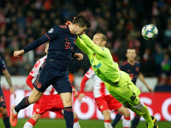 Mit Köpfchen: Robert Lewandowski erzielt sein drittes Tor gegen Belgrad.