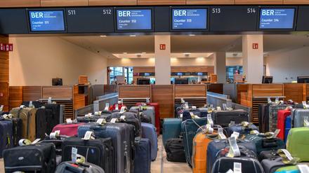 Probelauf. Der Check-in am Flughafen BER wird mit Koffern getestet – wie schon einmal vor einigen Jahren.