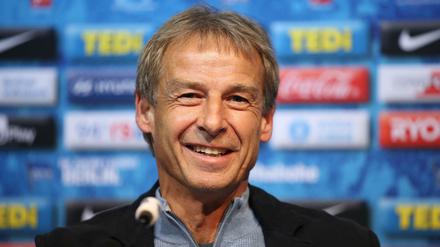 Er soll's richten. Jürgen Klinsmann, der neue Trainer von Hertha BSC, wird der Presse vorgestellt. 
