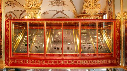 Vitrine im Juwelenzimmer des Grünen Gewölbes im Dresdner Residenzschloss.