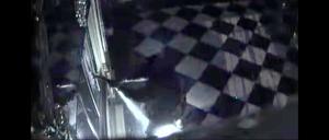 Ein Screenshot aus einem von der Polizei Sachsen veröffentlichten Überwachungsvideo zeigt den Einbruch im Grünen Gewölbe. 