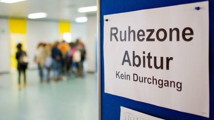In einem Schulflur wird mit einem Schild um gebeten, die "Ruhezone Abitur" zu respektieren.