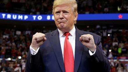 Zwei Fäuste für Amerika: Präsident Trump fährt das außenpolitische Engagement der USA runter. 