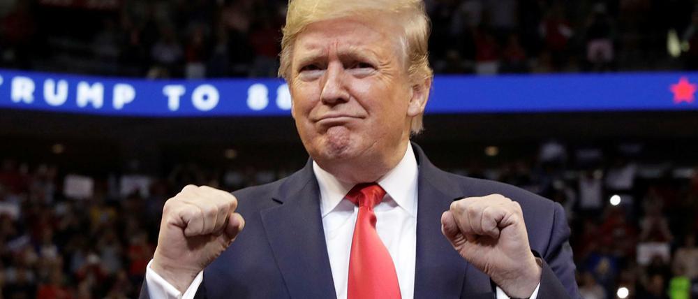 Zwei Fäuste für Amerika: Präsident Trump fährt das außenpolitische Engagement der USA runter.