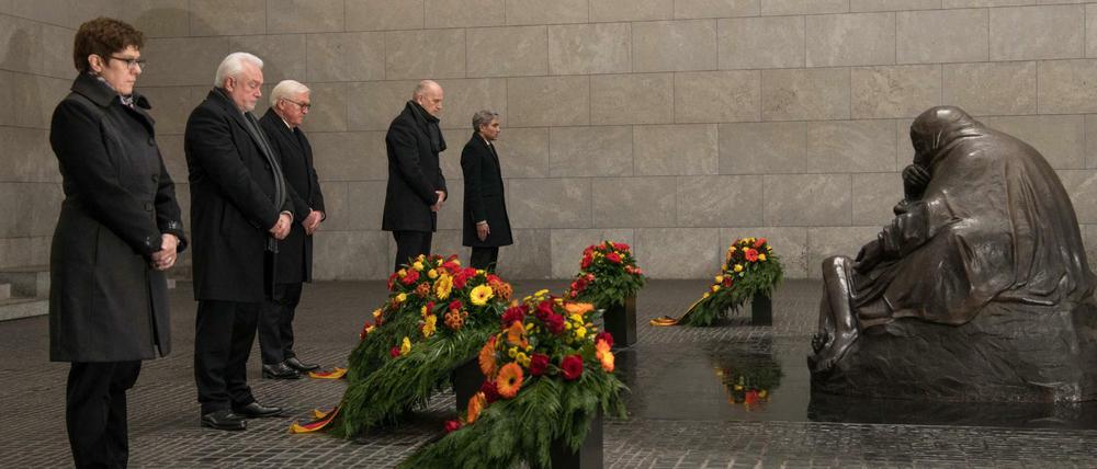 Deutsche Repräsentanten (u.a. Verteidigungsministerin Annegret Kramp-Karrenbauer, links) legen anlässlich des Volkstrauertages in der Neuen Wache in Berlin Blumen nieder.