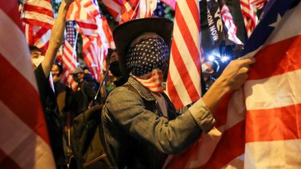 Mit US-Fahnen feiern Demonstranten in Hongkong die Unterstützung durch US-Präsident Trump. 