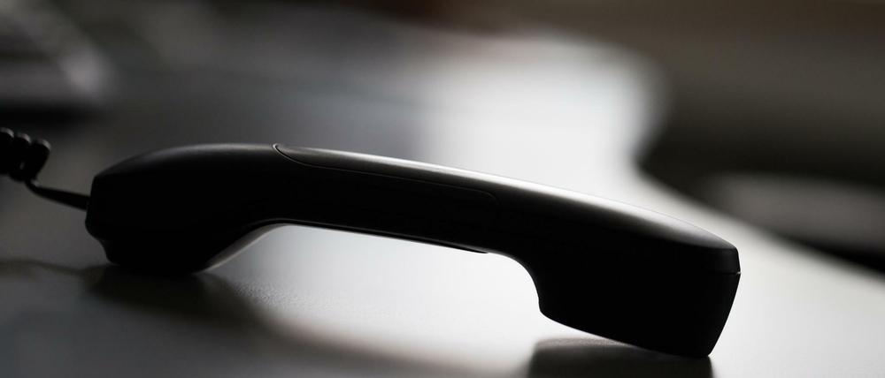 Die Anrufe beim Bürgertelefon werden weniger. Trotzdem ist die Wartezeit zu lange.