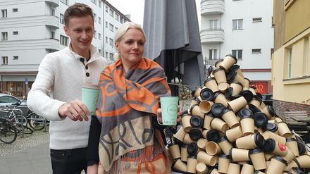 Grüne Plastikbecher sollen die Einweg-Pappbecher ersetzen, hoffen Erfinder Florian Pachaly und Umweltsenatorin Regine Günther.
