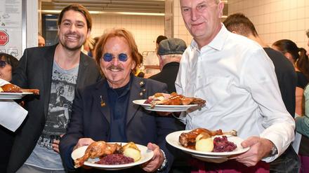 David Garrett (l.-r.), Frank Zander und Brandenburgs Ministerpräsident Dietmar Woidke beim Weihnachtsessen 2017.