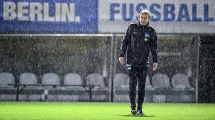 Regnerisch. Jürgen Klinsmann beobachtet das Training seines neuen Klubs Hertha BSC. 
