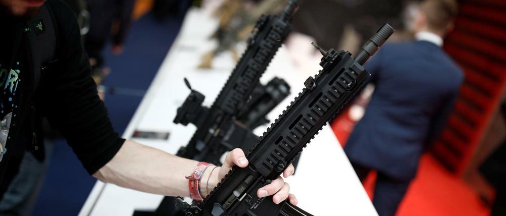 Waffen an einem Messestand von „Heckler&Koch“.