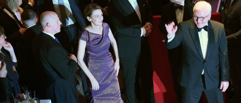 Und nun darf getanzt werden. Bundespräsident Frank-Walter Steinmeier und seine Frau Elke Büdenbender betreten das Parkett im Hotel Adlon.