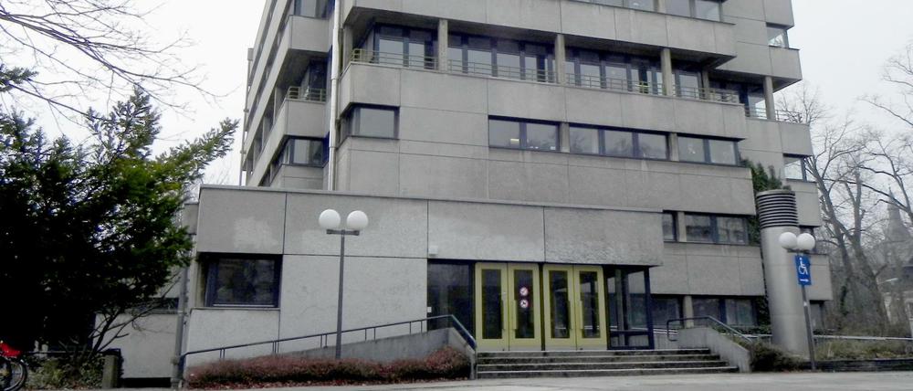 Im Rathaus Zehlendorf sind laut Bezirk Asbest-Spuren gefunden worden.