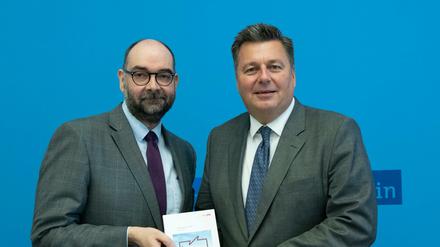 Mit Sicherheit. Michael Fischer, der Leiter des Berliner Verfassungsschutzes (l.), muss mit weniger Stellen auskommen als erwartet (hier mit Innensenator Andreas Geisel bei der Vorstellung des Verfassungsschutzberichtes)