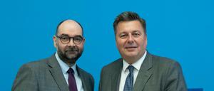 Mit Sicherheit. Michael Fischer, der Leiter des Berliner Verfassungsschutzes (l.), muss mit weniger Stellen auskommen als erwartet (hier mit Innensenator Andreas Geisel bei der Vorstellung des Verfassungsschutzberichtes)