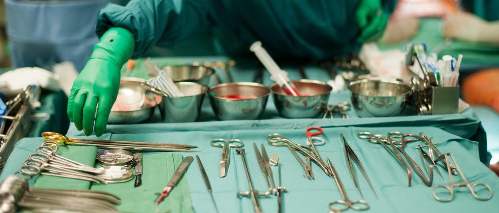 Ein Operationsteam in einem Krankenhaus operiert einen Patienten am offenen Herzen.