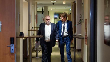 Rainer Bretschneider (l-r), Vorsitzender des Aufsichtsrates der Flughafen Berlin Brandenburg GmbH, und Engelbert Lütke Daldrup, Vorsitzender der Geschäftsführung. 