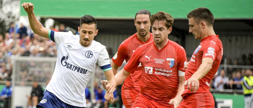 Seltenes Vergnügen. Im Pokal gegen Drochtersen/Assel bestritt Steven Skrzybski (links) sein einziges Saisonspiel für die Schalker Profis.