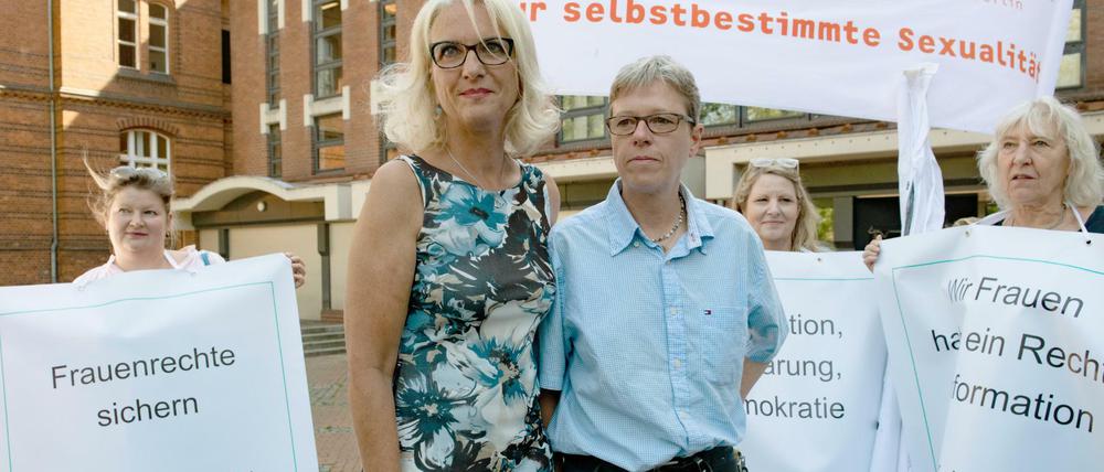 Die Ärztinnen Bettina Gaber (l) und Dr. Verena Weyer stehen mit Unterstützern vor dem Amtsgericht.