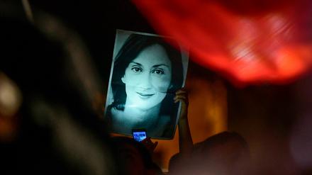 Ein Demonstrant hält ein Bild der ermordeten Reporterin Daphne Caruana Galizia.