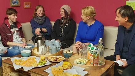 Familienministerin Franziska Giffey und Vereinsvorsitzender Eckhard Baumann im Gespräch mit früheren Obdachlosen.
