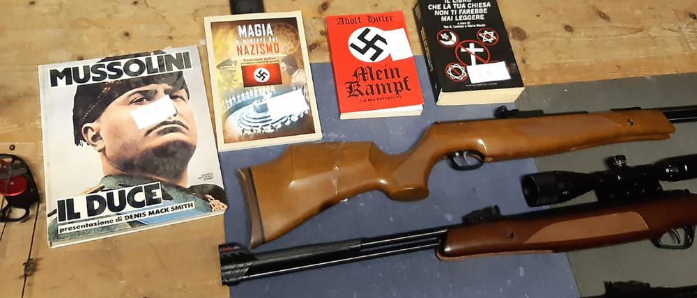 Sichergestellte Beweismittel: Waffen und Nazi-Literatur italienischer Rechtsextremisten