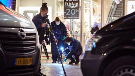 Forensik-Experten der Polizei suchen nach Hinweisen am Tatort. 