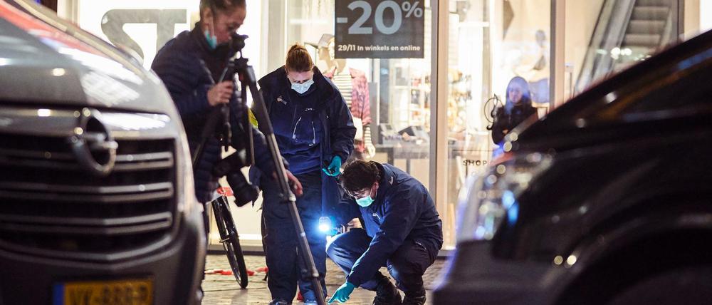 Forensik-Experten der Polizei suchen nach Hinweisen am Tatort.