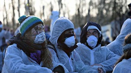 Der Protest richtet sich gegen die weitere Kohleförderung in der Lausitz. In den Abendstunden ist der Protest weitestgehend abgeflaut. 