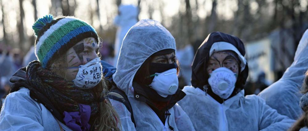 Der Protest richtet sich gegen die weitere Kohleförderung in der Lausitz. In den Abendstunden ist der Protest weitestgehend abgeflaut. 