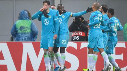 Wolfsburgs Spieler bejubeln das 1:0 von Wout Weghorst (li.). 