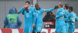 Wolfsburgs Spieler bejubeln das 1:0 von Wout Weghorst (li.).