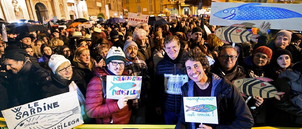 Ein Meer von Sardinen bei einer Demonstration in Reggio Emilia. Vorn Mattia Santori, einer der vier Gründer der Bewegung.