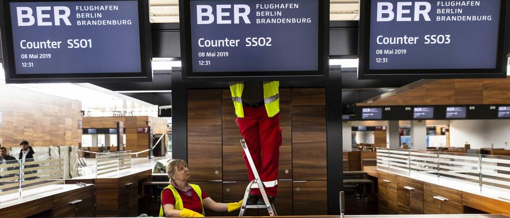 Arbeit an einem Schalter des BER-Flughafens