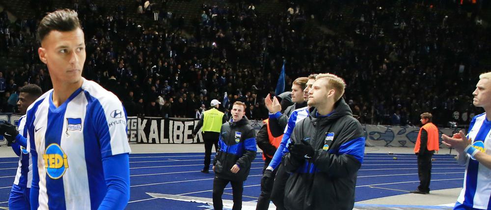 Schwerer Gang. Davie Selke (links) und seine Kollegen mussten sich nach dem Abpfiff einiges anhören. 