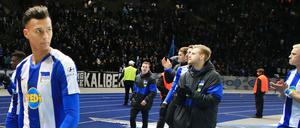 Schwerer Gang. Davie Selke (links) und seine Kollegen mussten sich nach dem Abpfiff einiges anhören. 
