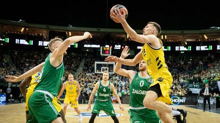 Martin Hermannsson (re.) auf dem Weg zum Korb. 