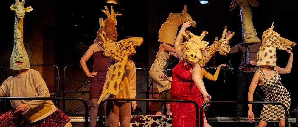 Anarcho-Humoristen. Das Helmi verwandelt sich Wölfe, Giraffen und Schakale an.