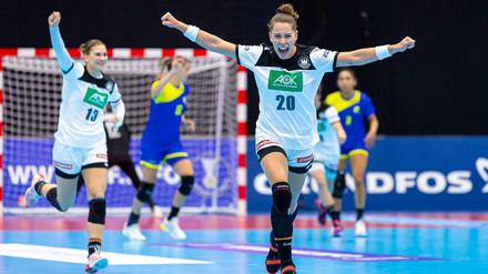 Überfliegerinnen: Julia Behnke und Emily Bölk können sich über einen Auftaktsieg bei der WM in Japan freuen.