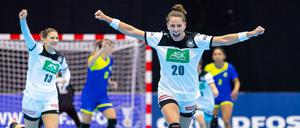 Überfliegerinnen: Julia Behnke und Emily Bölk können sich über einen Auftaktsieg bei der WM in Japan freuen.