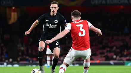 Frankfurts Dominik Kohr (li.) im Duell mit Kieran Tierney. 