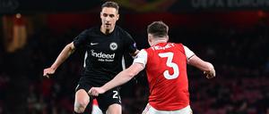 Frankfurts Dominik Kohr (li.) im Duell mit Kieran Tierney. 