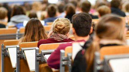 Studierende in einem Hörsaal.