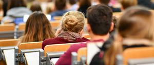 Studierende in einem Hörsaal.