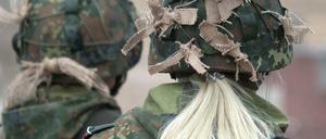 Antreten zum Anfassen? Über Handschläge als Zeichen des Frauenrespekts in der Bundeswehr wird gestritten.