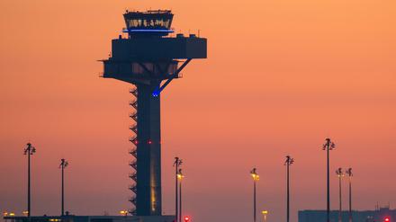 Der Morgenhimmel kurz vor Sonnenaufgang über dem Tower am neuen Hauptstadtflughafens BER.