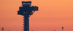 Der Morgenhimmel kurz vor Sonnenaufgang über dem Tower am neuen Hauptstadtflughafens BER.