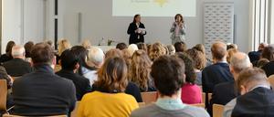 Grund zum Feiern. Ein Bild von der "Menschen helfen"-Spendengala im Frühling 2019.i