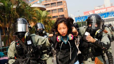 Eine Demonstrantin wird festgenommen, als sie versucht, den Campus der Polytechnischen Universität in Hongkong zu verlassen.